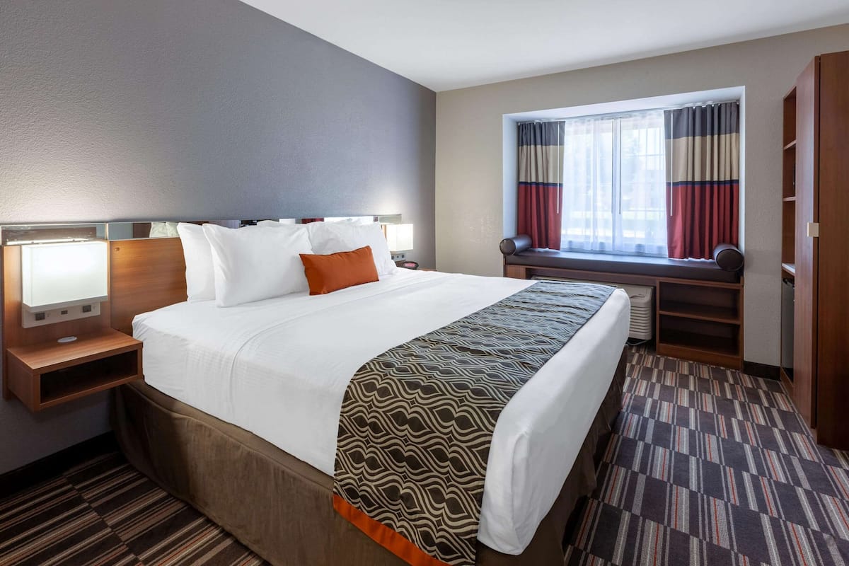 Room, 1 Queen Bed, Non Smoking | Desk, laptop workspace, blackout drapes, soundproofing