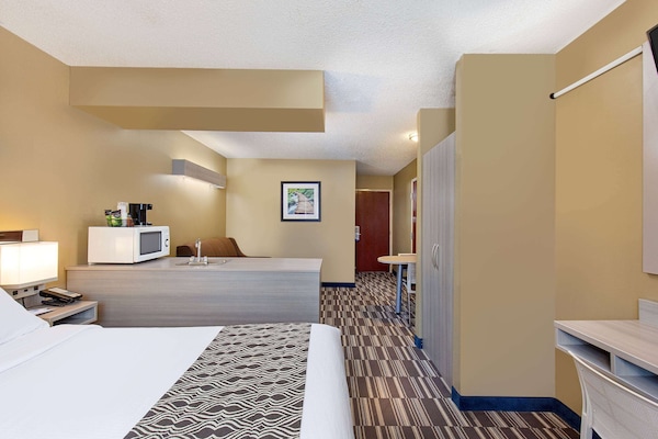 Studio Suite, 1 Queen Bed with Sofa bed, Non Smoking, Kitchen | Desk, blackout drapes, iron/ironing board, free cribs/infant beds