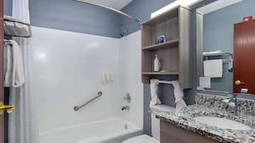 Ensemble douche/baignoire, articles de toilette gratuits, sĂšche-cheveux