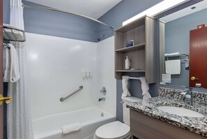 Combined shower/bathtub, free toiletries, hair dryer, towels