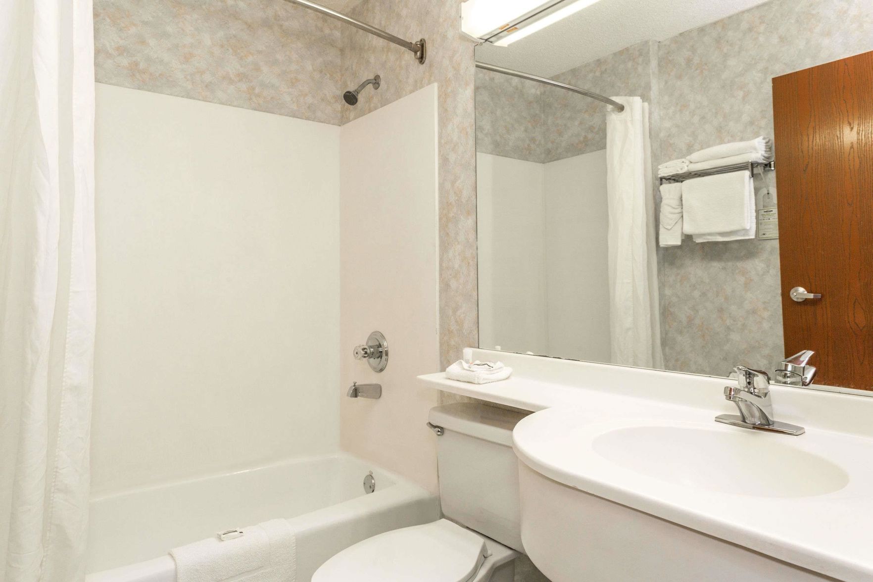 Bathroom | Combined shower/tub, free toiletries, hair dryer, towels