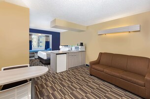 Escritorio, cortinas blackout y tabla de planchar con plancha 