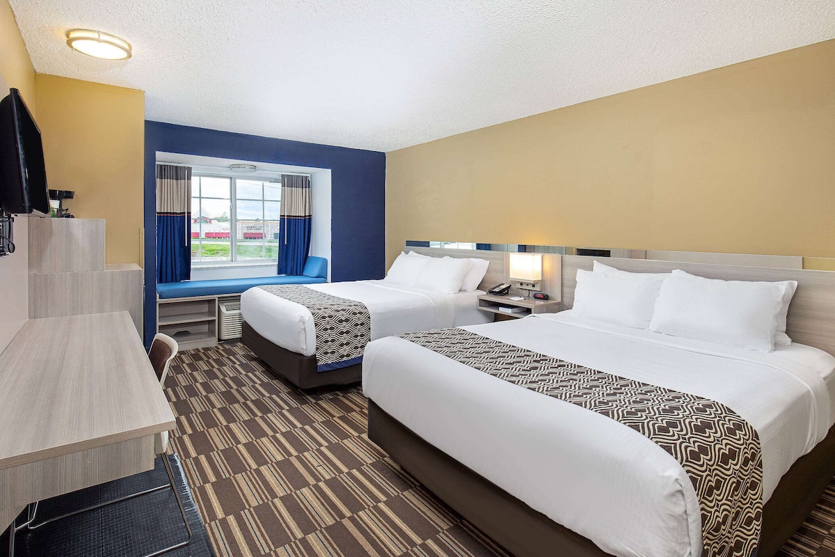 Meja kerja, tirai kedap cahaya, dan setrika/meja setrika