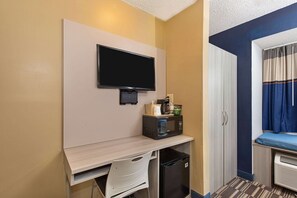 Room, 1 Queen Bed, Non Smoking | Mini fridge