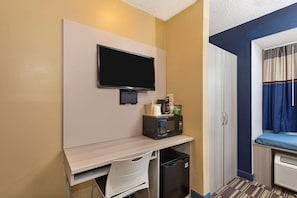 Room, 1 Queen Bed, Non Smoking | Mini fridge