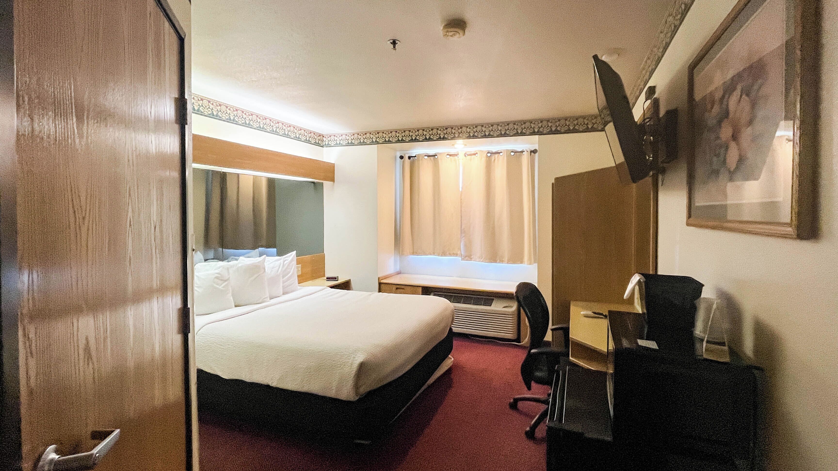 Daunenbettdecken, Schreibtisch, laptopgeeigneter Arbeitsplatz