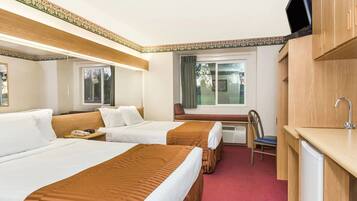 Edredón, escritorio y espacio para trabajar con laptop