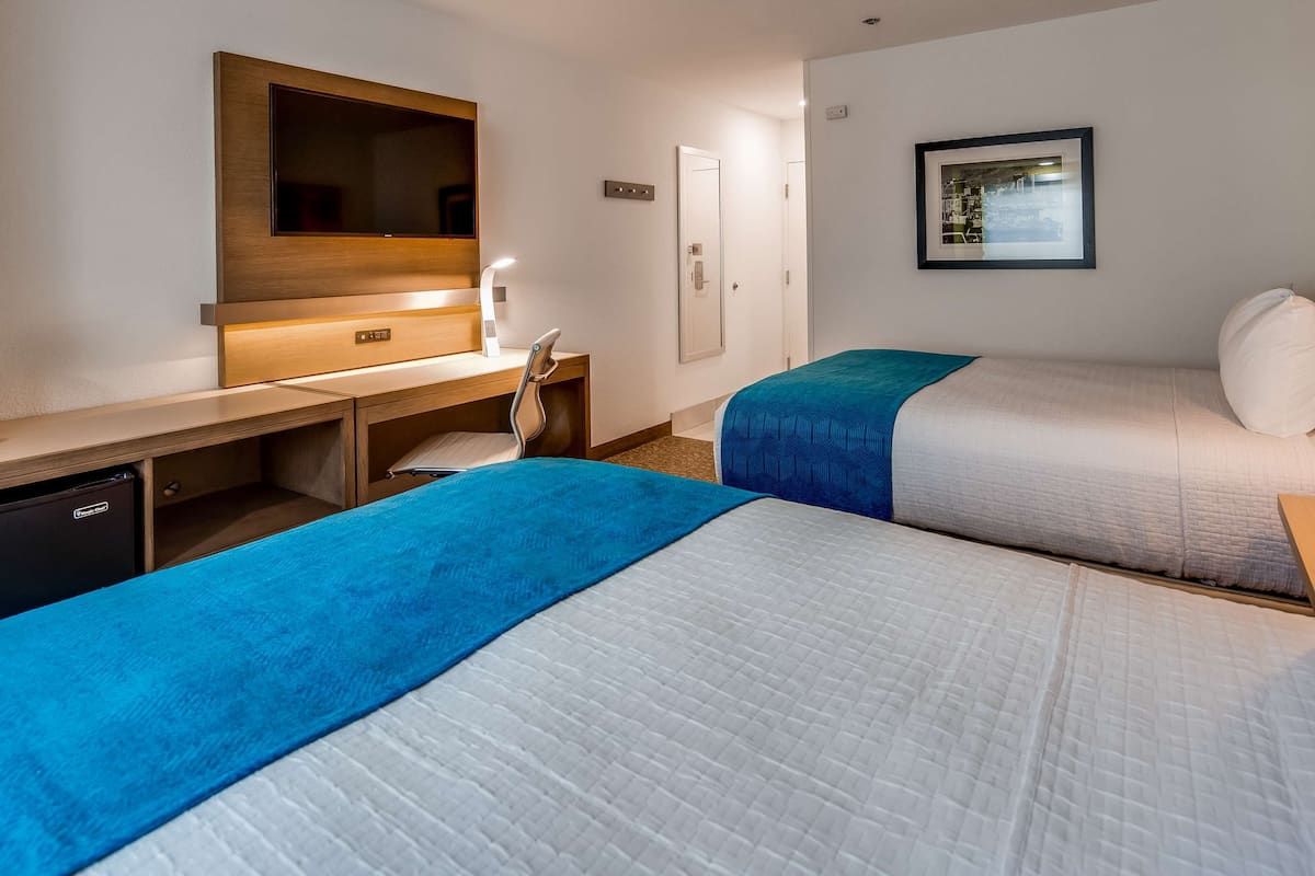 premium bedding, pillow-top beds, in-room safe, desk