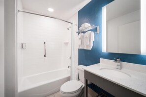 Habitación estándar, 2 camas Queen size, para no fumadores, refrigerador | Baño | Tina con regadera, secadora de cabello, toallas 