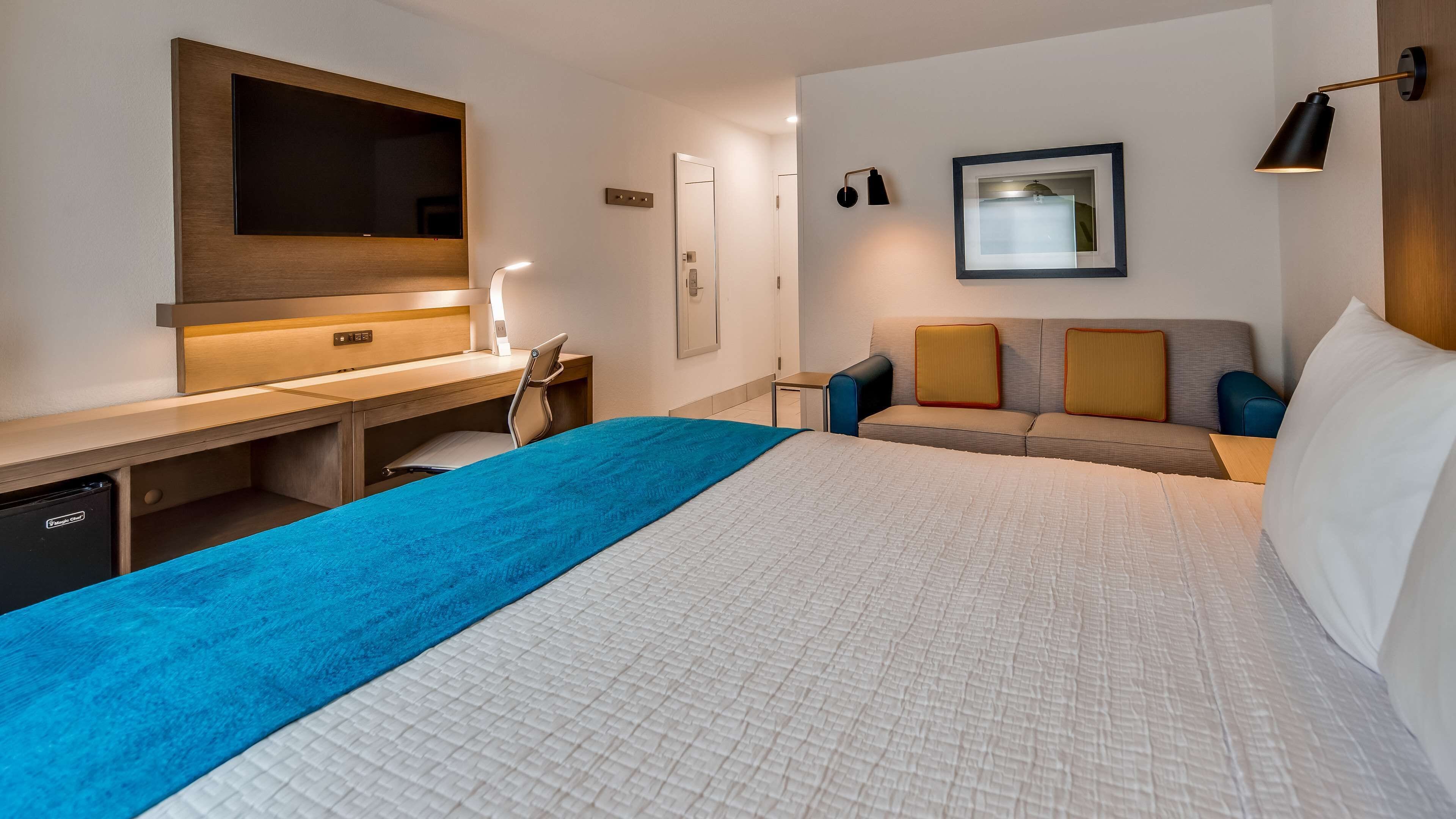 premium bedding, pillow-top beds, in-room safe, desk