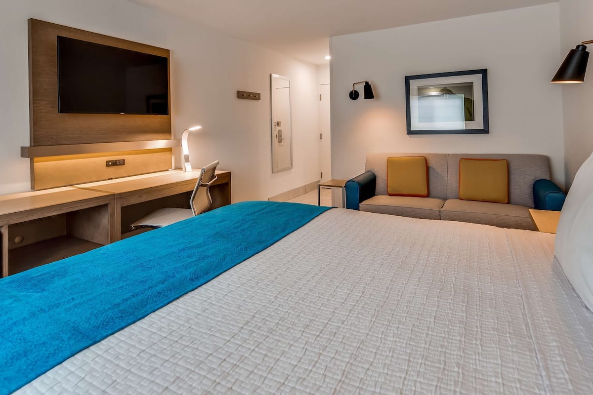 premium bedding, pillow-top beds, in-room safe, desk