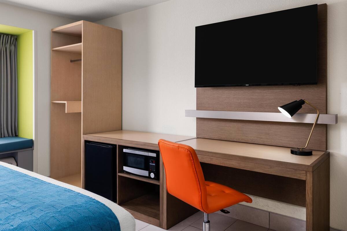 Camera Standard, 1 letto king, accessibile ai disabili, frigorifero (Walk-in Shower) | Biancheria da letto di alta qualità, materassi a doppio strato