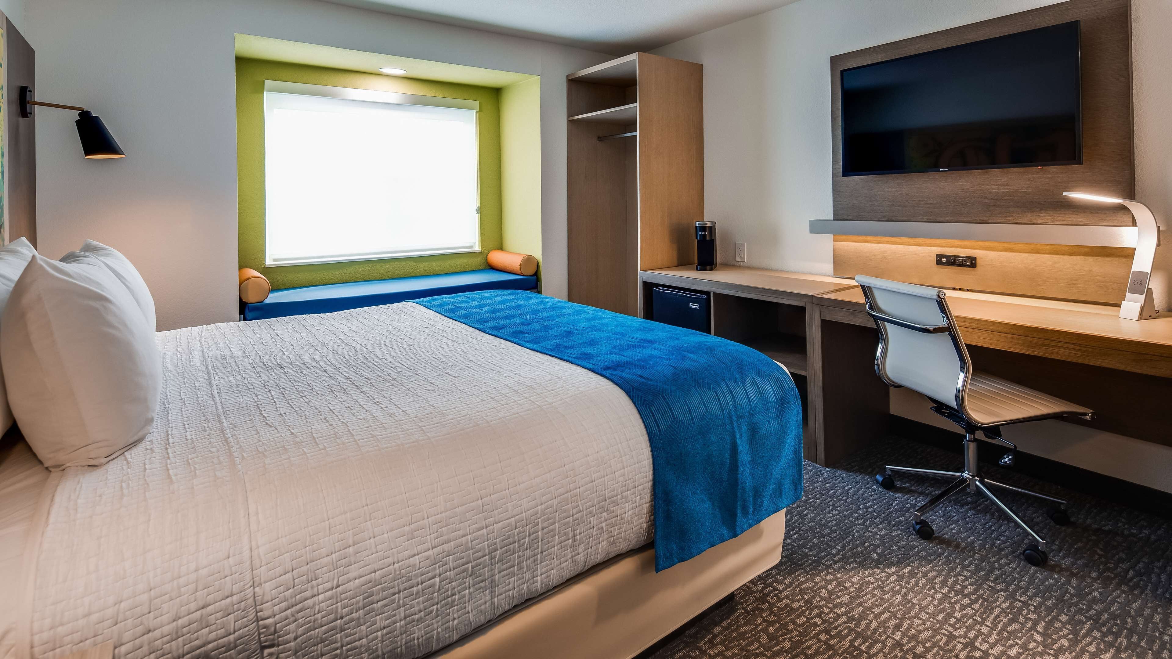 standard room, 1 queen bed, non smoking, refrigerator | premium bedding, pillow-top beds, in-room safe, desk