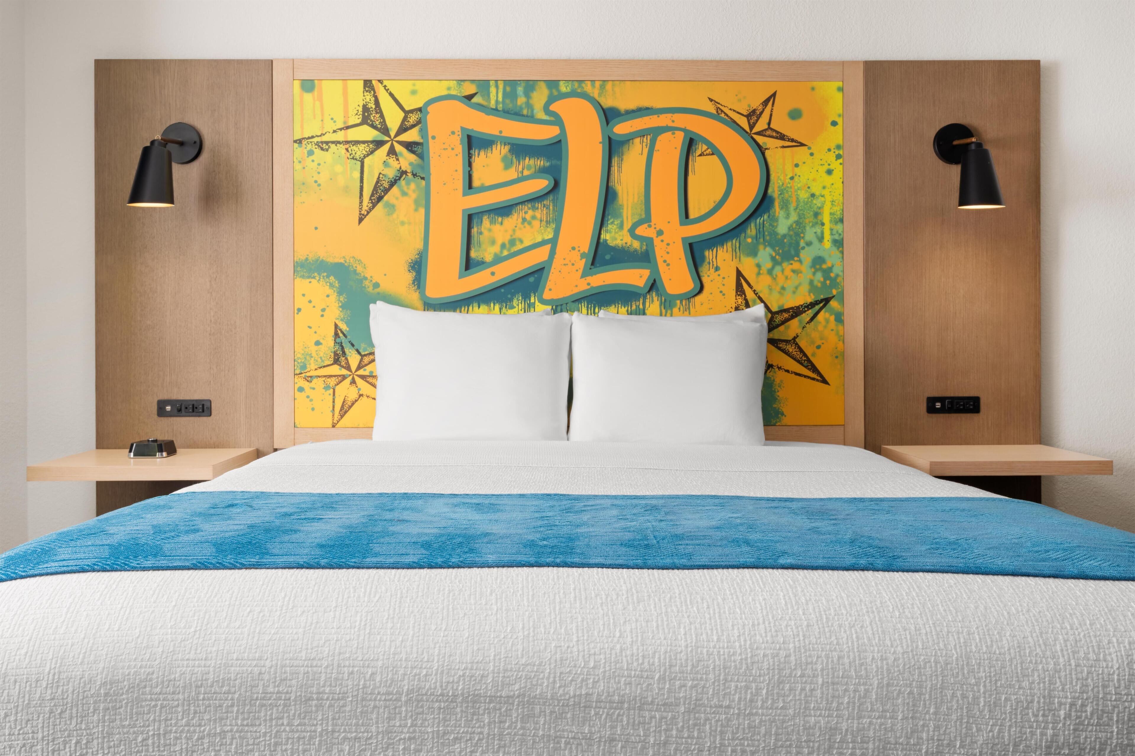 Habitación estándar, 1 cama King size, para no fumadores, refrigerador (Larger Room;with Sofabed) | Ropa de cama de alta calidad y camas con pillow-top 