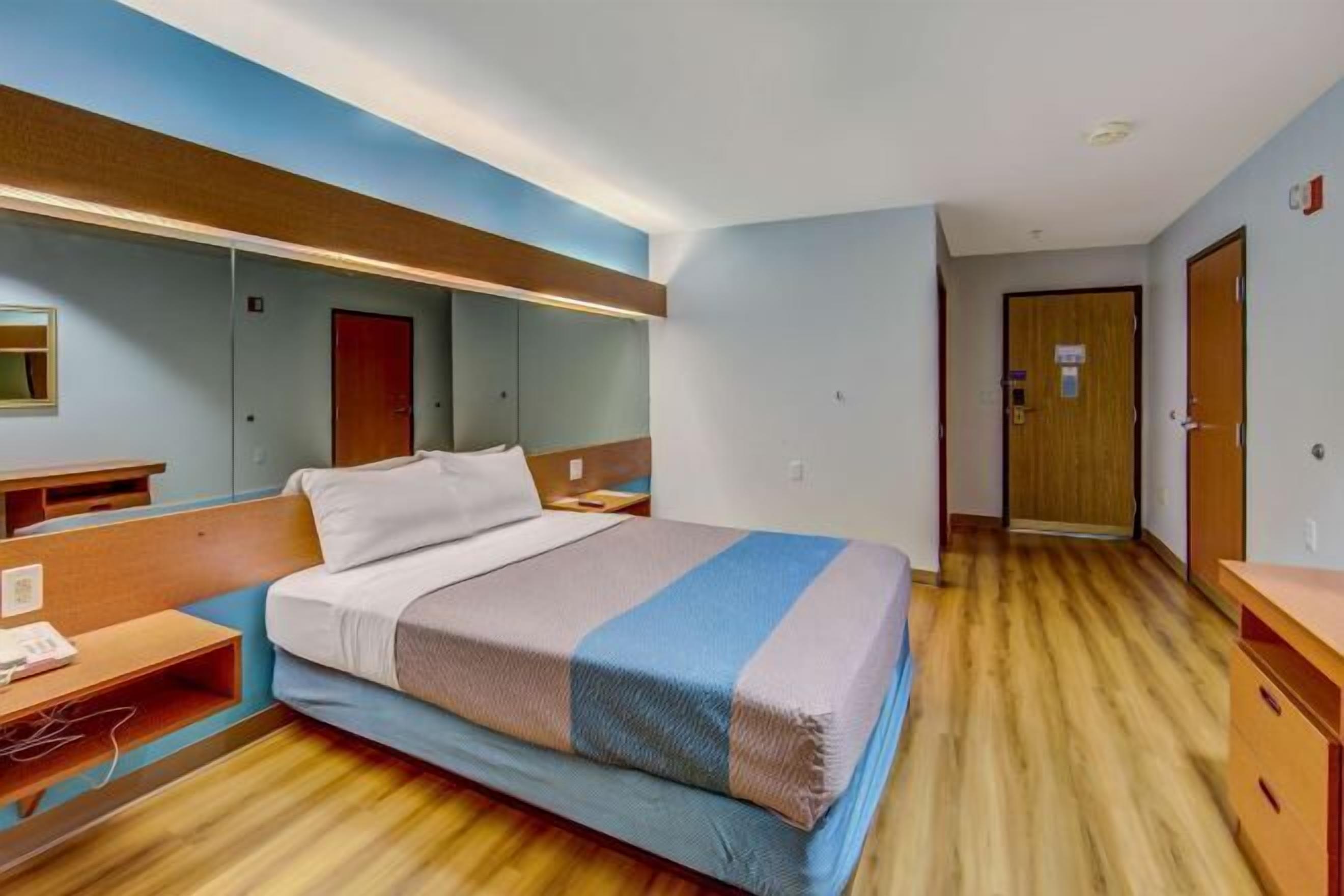 Escriptori, wifi gratuïta i roba de llit 