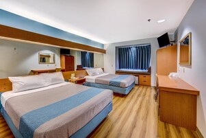 Escritorio, wifi gratis y ropa de cama 