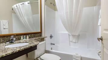 Ensemble douche/baignoire, articles de toilette gratuits, sĂšche-cheveux