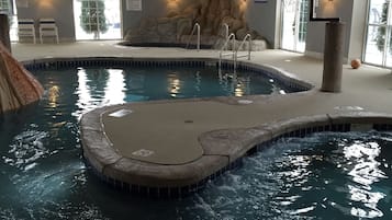 室內游泳池和室外游泳池