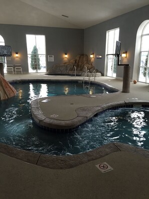 Indoor pool - Microtel Inn & Suites by Wyndham Green Bay (Green Bay)