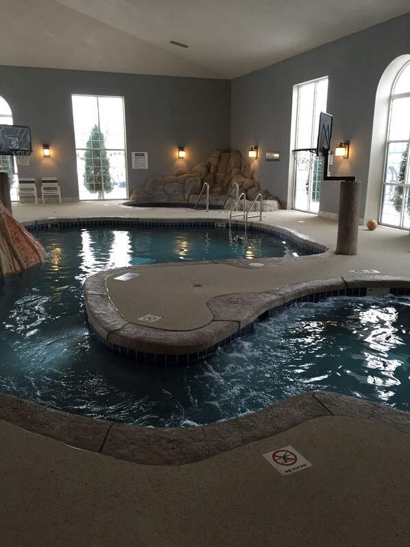 Alberca techada y alberca al aire libre