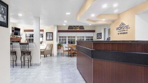 Lobby - Microtel Inn & Suites by Wyndham Green Bay (Green Bay)