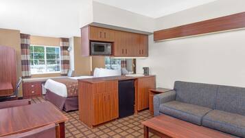 高級寢具、書桌、熨斗/熨衣板、免費搖籃/嬰兒床