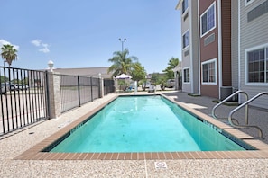 Una piscina al aire libre