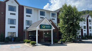 A hotel with a covered entrance, a sign reading "Quality Inn & Suites by Wyndham," and a parking lot. - Quality Inn & Suites Prestonsburg next to Mountain Arts Center (Prestonsburg)