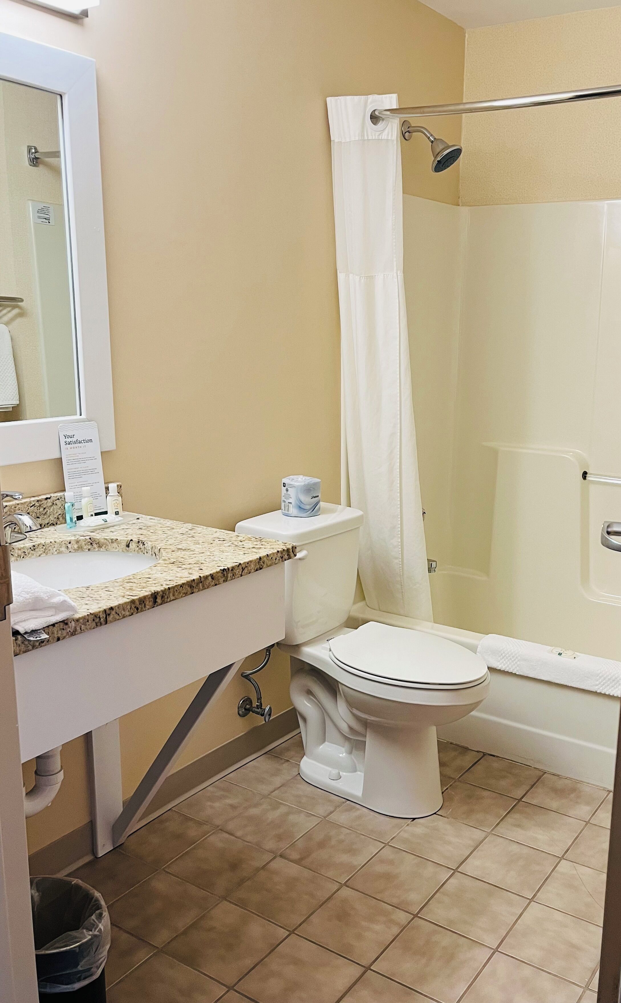 Combined shower/tub, free toiletries, hair dryer, towels