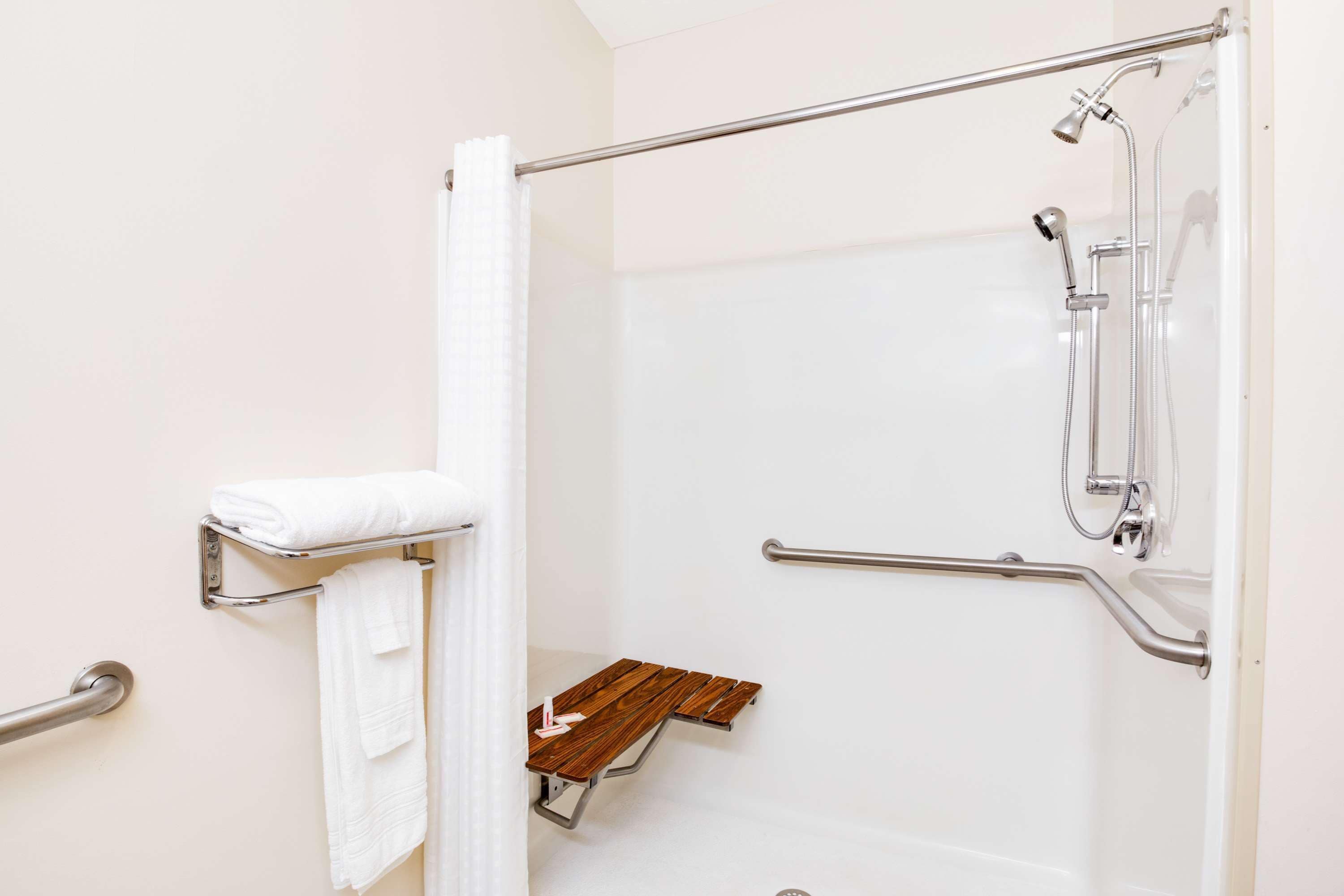 combined shower/bathtub, free toiletries, hair dryer, towels