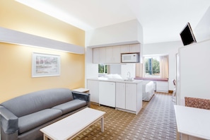 Standardzimmer, 1 Queen-Bett, Nichtraucher, Kühlschrank und Mikrowelle (with Sofabed) | Schreibtisch, laptopgeeigneter Arbeitsplatz, Verdunkelungsvorhänge
