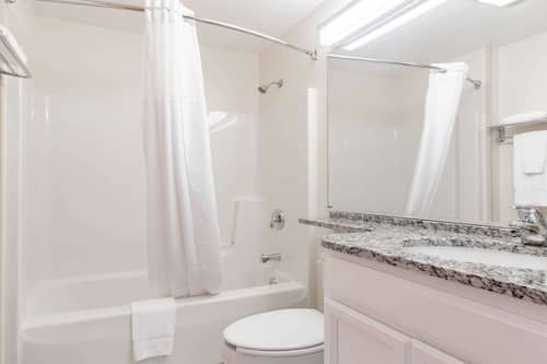Tina con regadera, amenidades de baño gratuitas, secadora de cabello