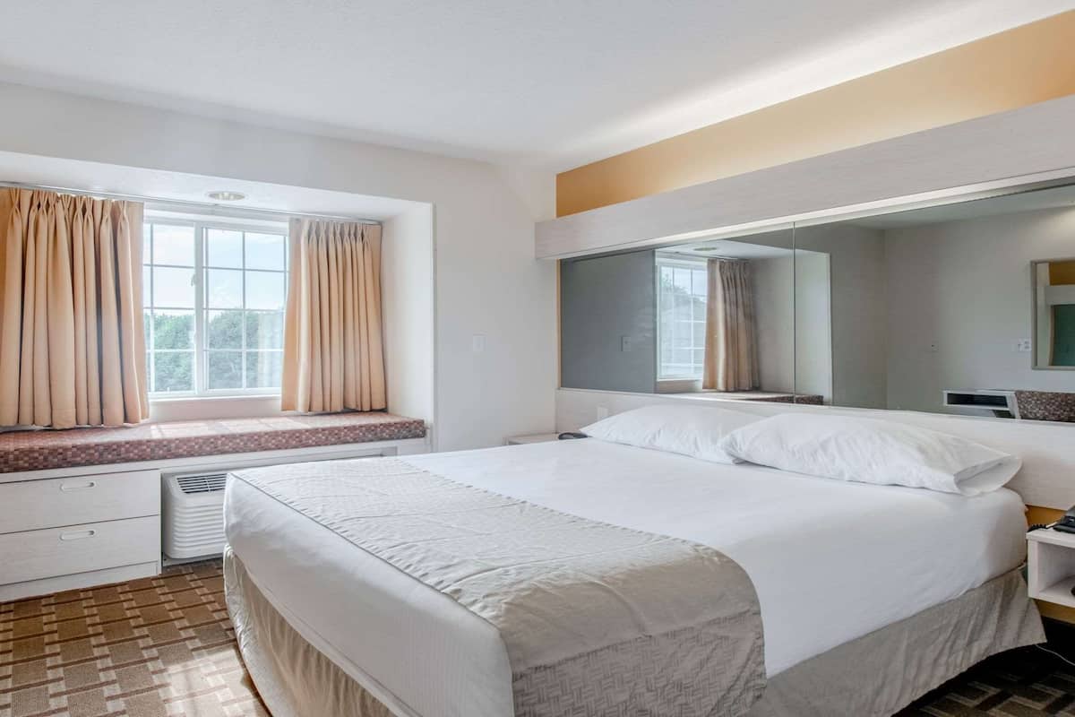 Standard Room, 1 Katil Ratu (Queen), Accessible, Non Smoking (Walk-in Shower) | Meja, ruang kerja komputer riba, langsir/tirai gelap terus