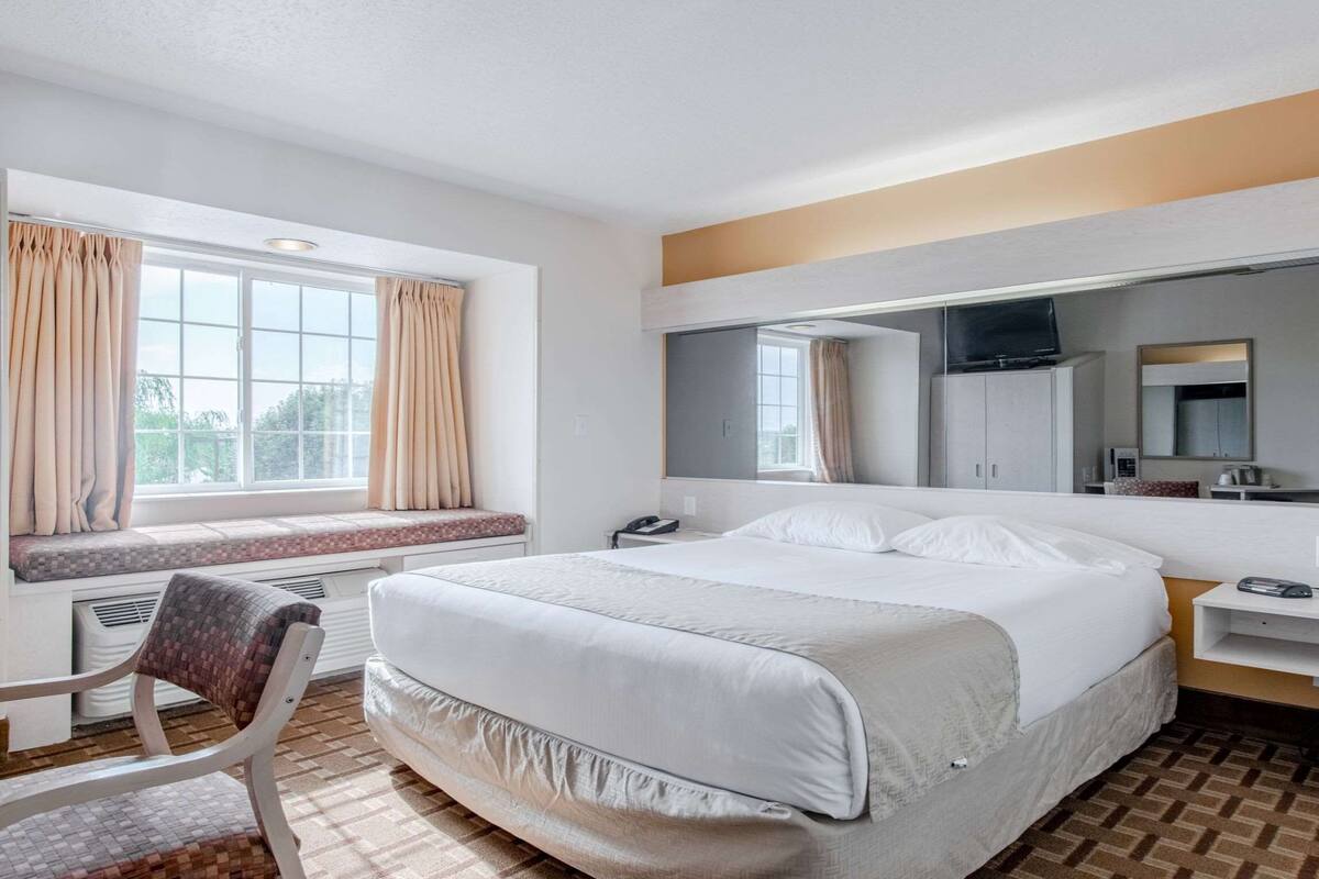 Standard Room, 1 Katil Ratu (Queen), Non Smoking | Meja, ruang kerja komputer riba, langsir/tirai gelap terus 
