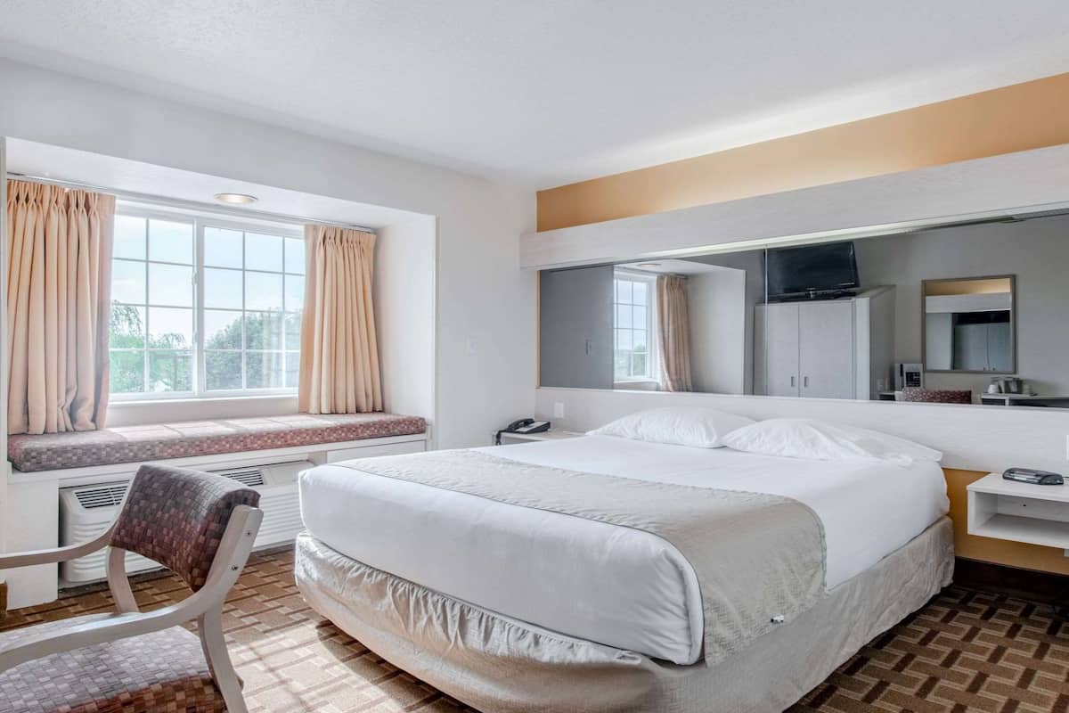 Standard Room, 1 Katil Ratu (Queen), Non Smoking | Meja, ruang kerja komputer riba, langsir/tirai gelap terus