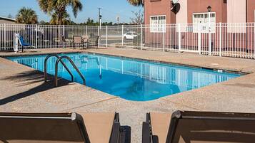 Kolam renang terbuka bermusim