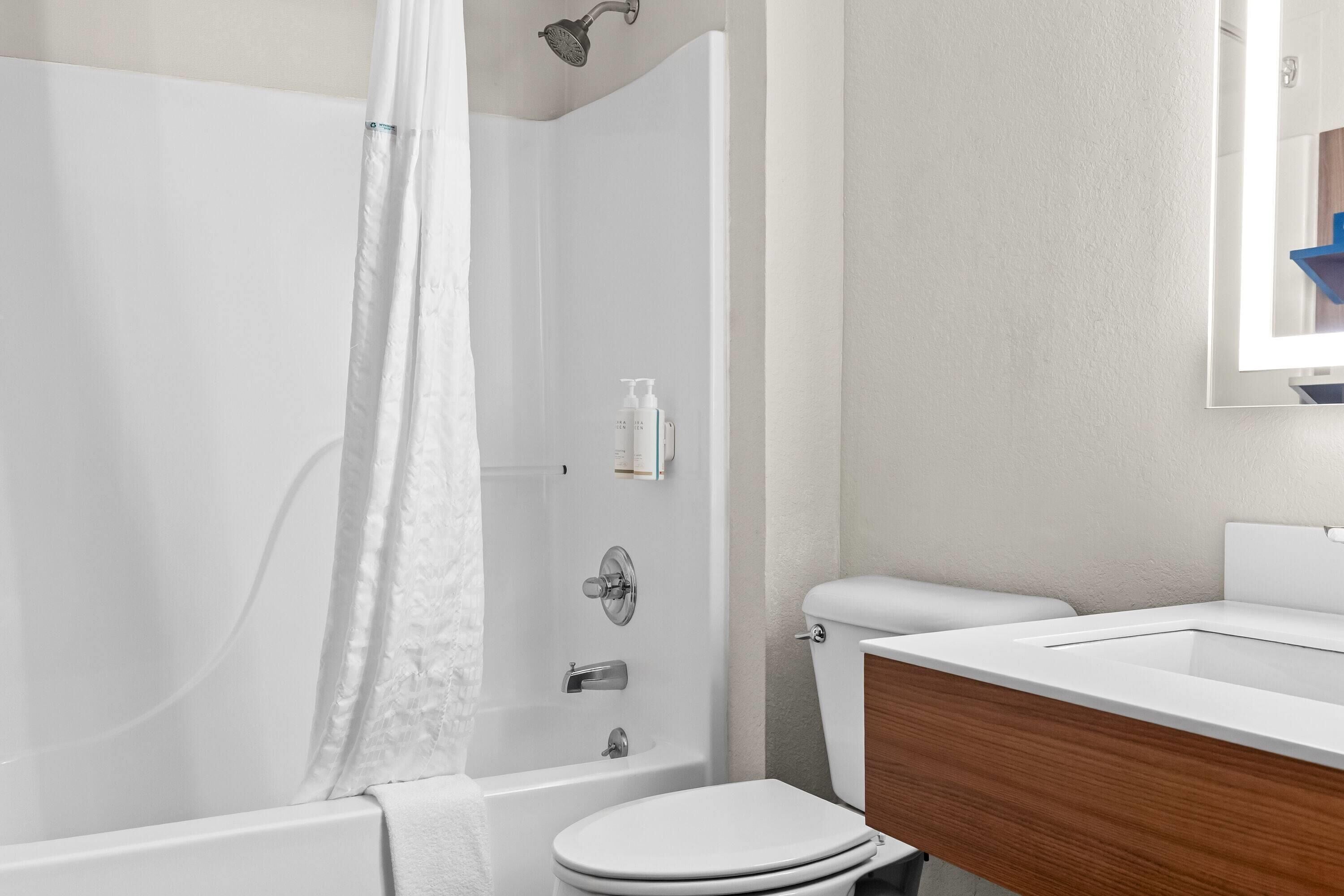 Ein Badezimmer mit Dusche, Toilette und Waschbecken.