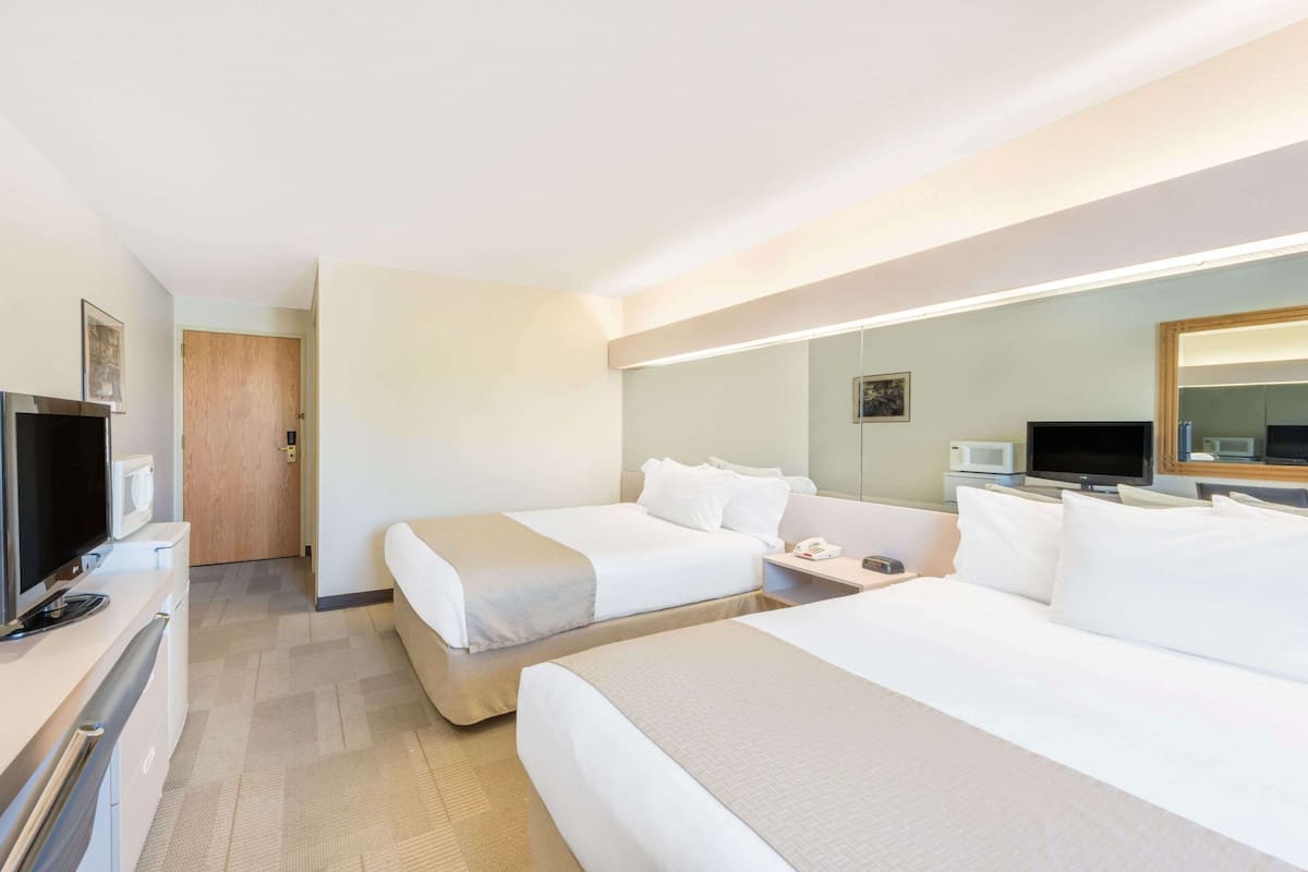 Chambre, 2 grands lits, accessible aux personnes à mobilité réduite, non-fumeurs (Roll-in Shower) | Literie de qualité supérieure, ameublement personnalisé, bureau