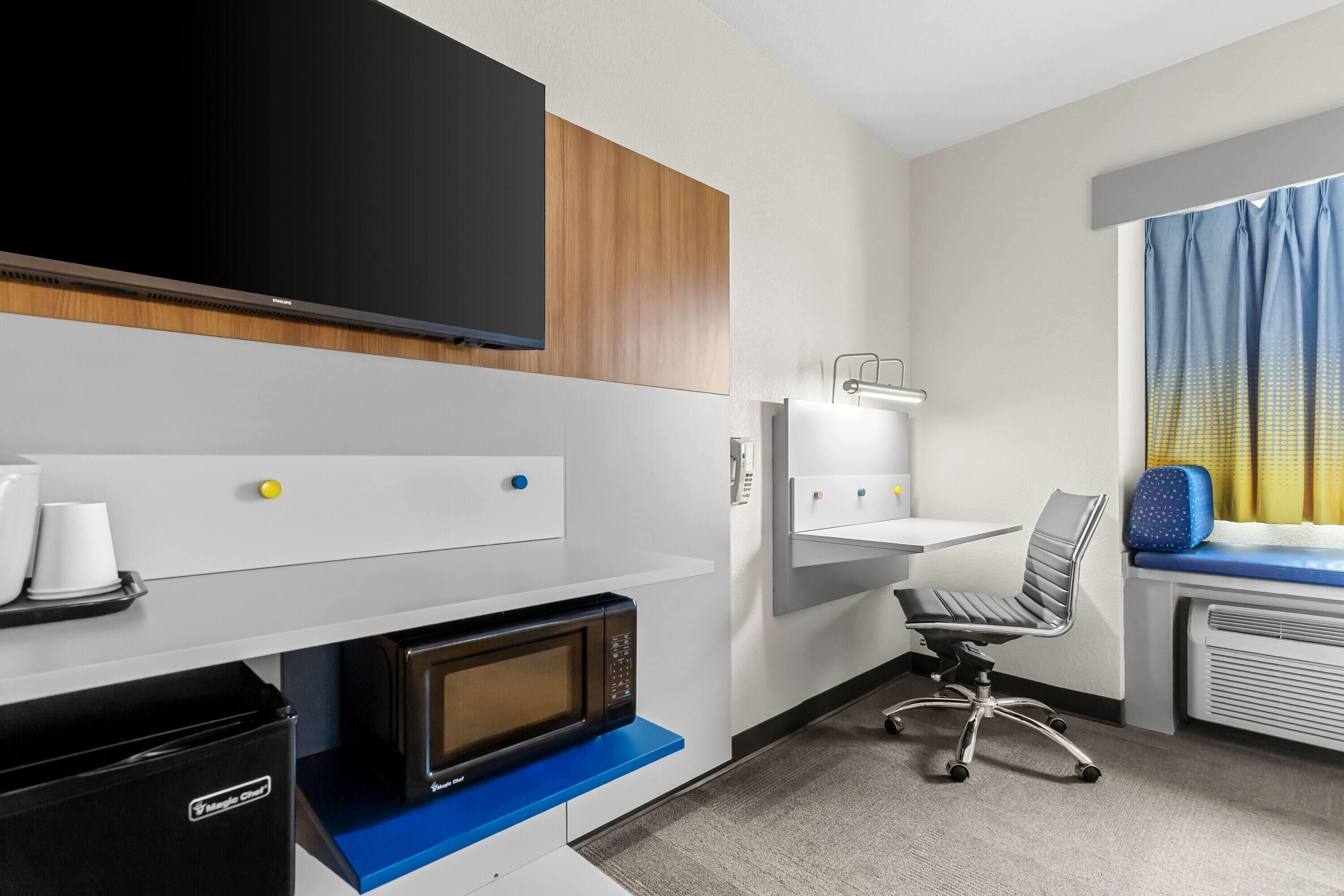 Room, 2 Queen Beds, Accessible, Non Smoking (Roll-in Shower)