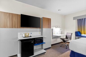 Studio, 1 Queen Bed, Non Smoking | Premium bedding, individually furnished, desk, laptop workspace