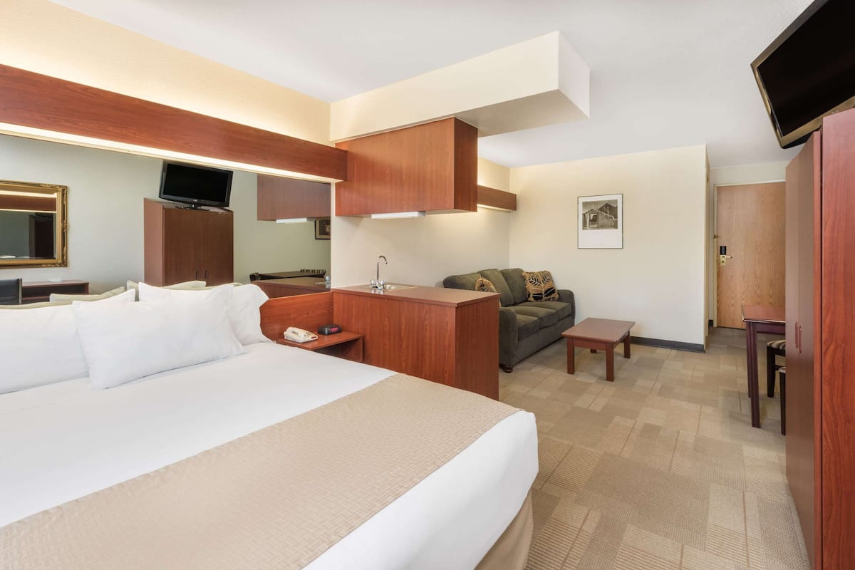 Studio, 1 grand lit, accessible aux personnes à mobilité réduite, non-fumeurs (Roll-in Shower) | Literie de qualité supérieure, ameublement personnalisé, bureau