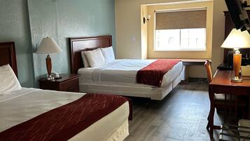 Habitación estándar doble, varias camas | Caja fuerte, escritorio, wifi gratis y ropa de cama