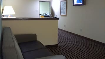 Room | Living area | 32-inch flat-screen TV with cable channels, TV