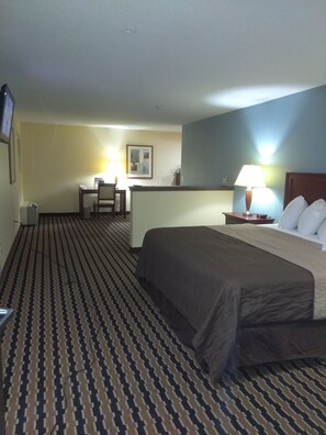 Room | In-room safe, desk, free WiFi, bed sheets - Expo Inn Hotel (Tulsa)
