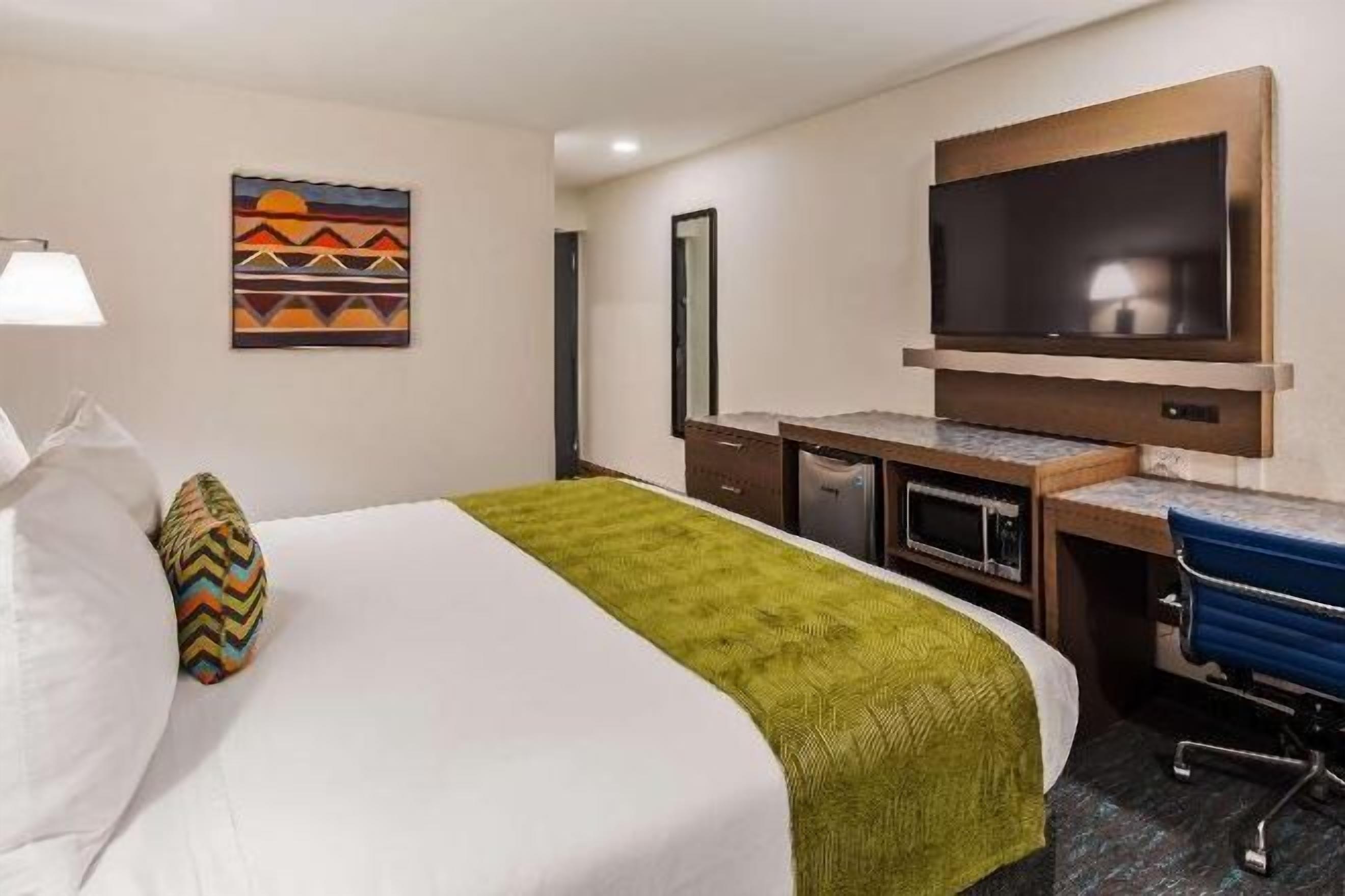 書桌、筆電工作空間、熨斗/熨衣板、免費搖籃/嬰兒床