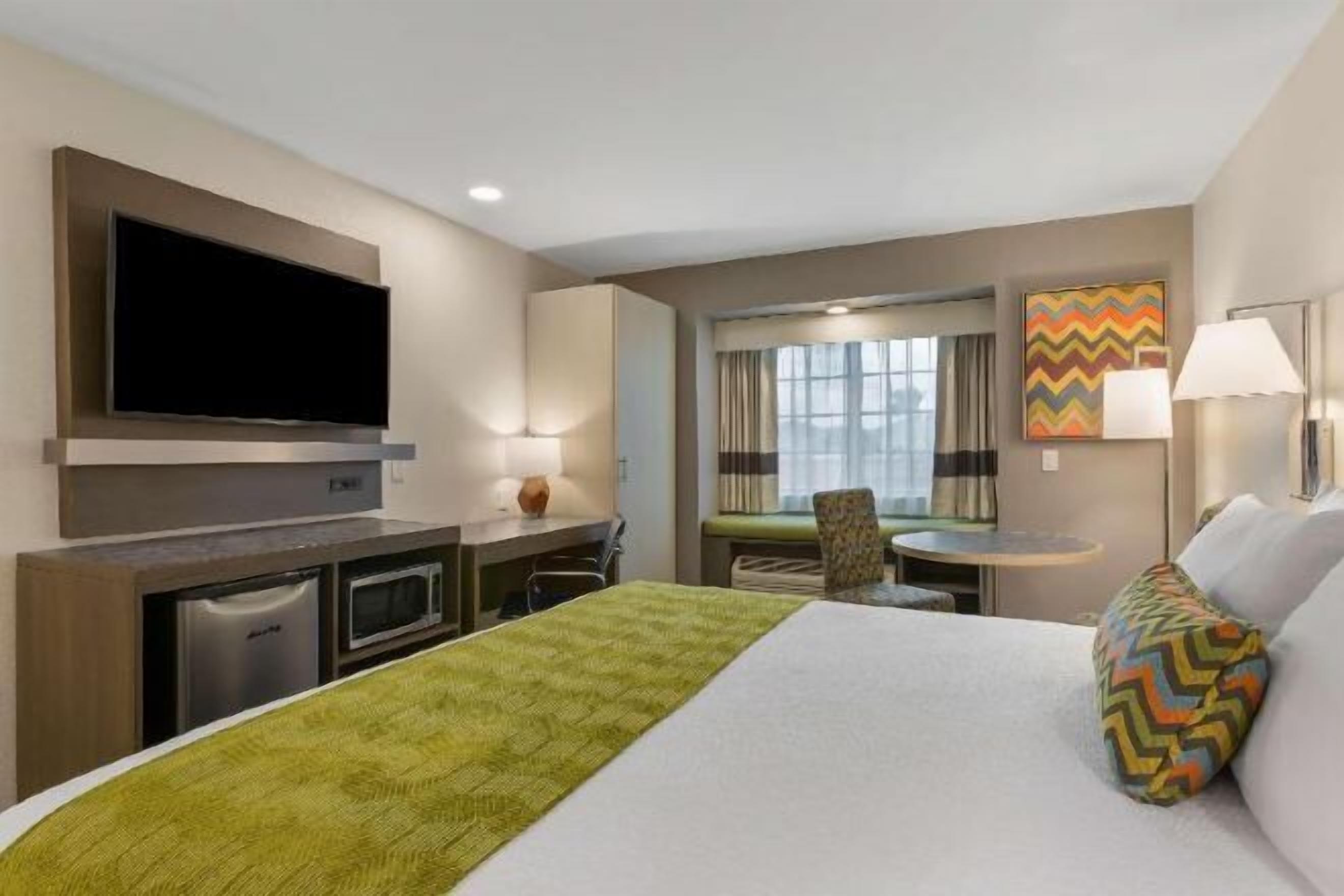 書桌、筆電工作空間、熨斗/熨衣板、免費搖籃/嬰兒床