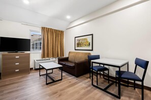 Työpöytä, silitysrauta/-lauta, ilmainen Wi-Fi, vuodevaatteet