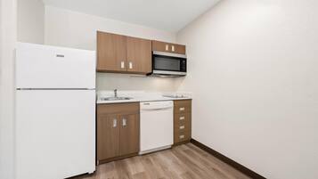 Suite, 1 letto queen, non fumatori | Una scrivania, ferro/asse da stiro, Wi-Fi gratuito, lenzuola