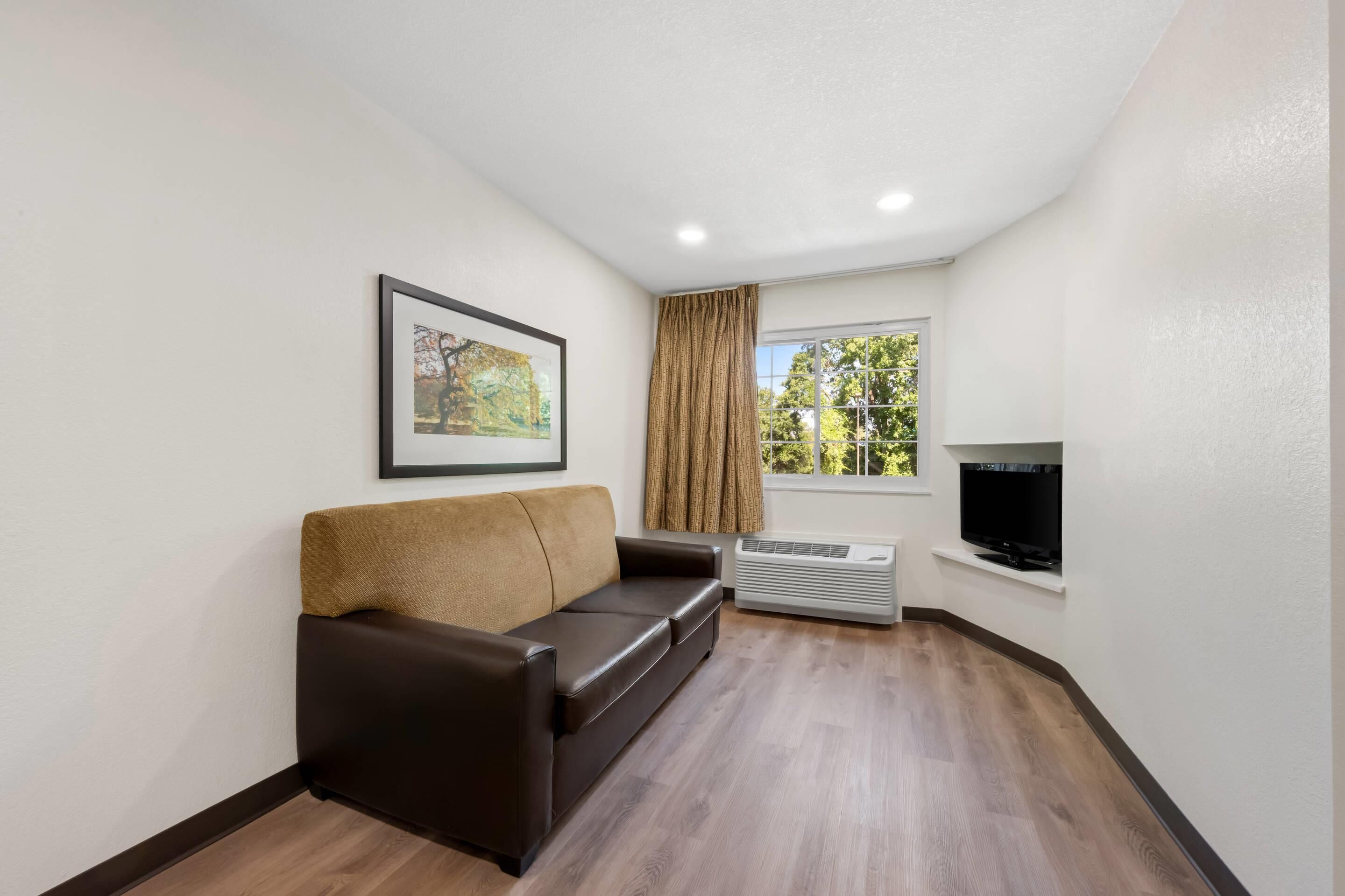 套房, 1 张大床, 无烟房 | 办公桌、熨斗/熨衣板、免费 WiFi、床单