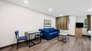 Escritorio, tabla de planchar con plancha, wifi gratis y ropa de cama